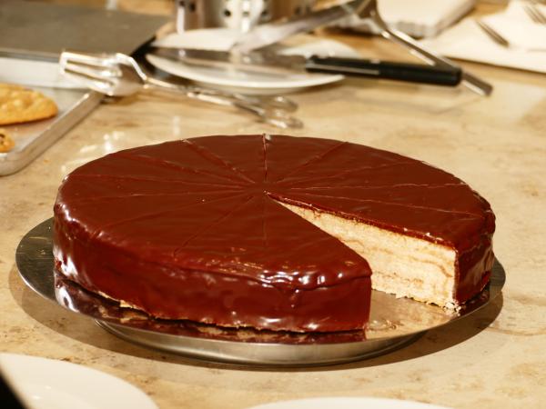 Bild 1 von 7: Prinzregententorte mit sieben Schichten als Symbol für die sieben bayerischen Regierungsbezirke (einst acht inklusive der Pfalz!), Konditorei Erbshäuser.