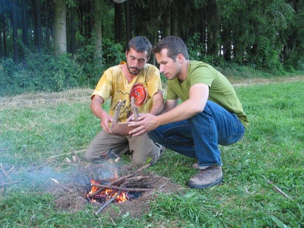 Bild 1 von 5: Survivalexperte Tom zeigt Willi (rechts), wie man Feuer ohne ein Feuerzeug macht. Willi ist diesmal ohne Ausrüstung in der Wildnis.