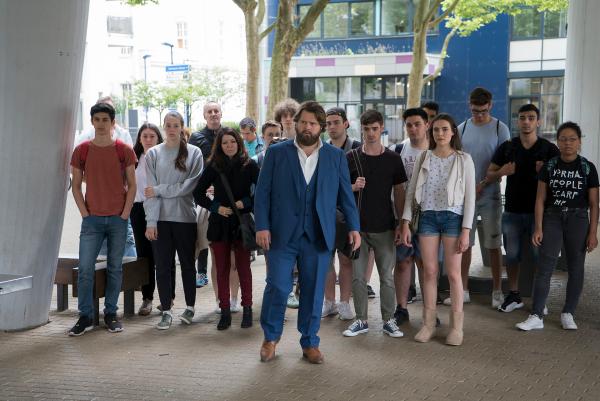 Bild 1 von 8: Bennis (Antoine Monot, Jr., M.) neuer Fall führt den Anwalt zu seiner ehemaligen Schule. Doch weder er noch die Schüler, darunter Lena Frey (Emilie Kundrun, 4.v.r.) und Joschi Dorner (Aaron Hilmer, 7.v.r.), glauben, dass ihr Englischlehrer den ihm vorgeworfenen, brutalen Mord begangen haben könnte.