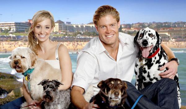 Bild 1 von 14: Dr. Lisa Chimes (l.) behandelt zusammen mit Tierarzt Dr. Chris Brown (r.) nicht nur Katzen und Hunde - zu den Patienten zählen exotische Papageien, in Not geratene Delfine, giftige Schlangen und alles, was Down Under kreucht und fleucht ...