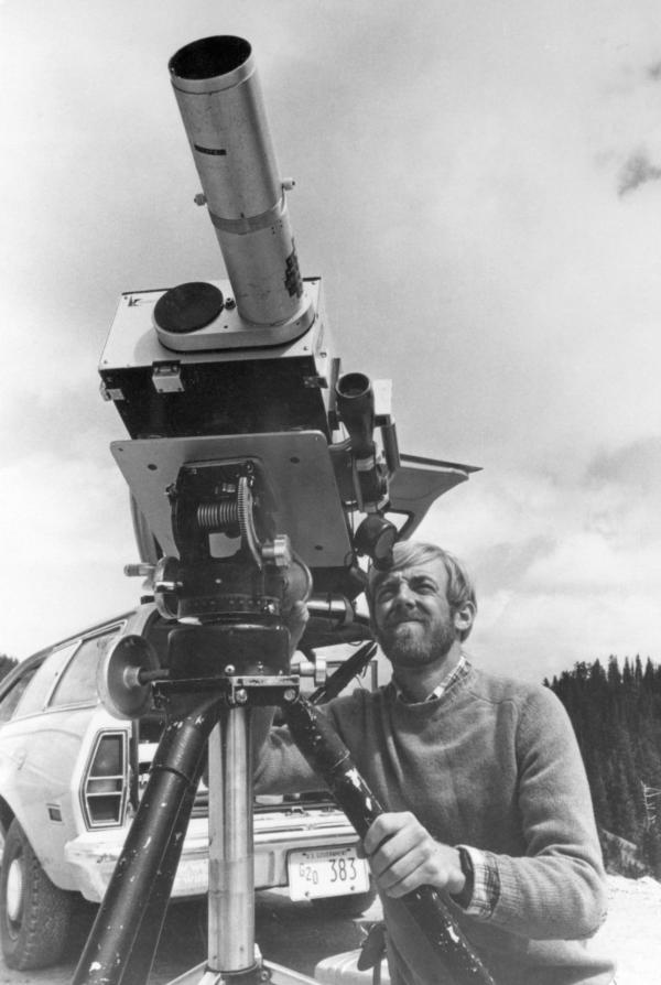 Bild 1 von 4: Der amerikanische Vulkanologe David A. Johnston steigt 1980 auf den Mount St. Helens in Washington.