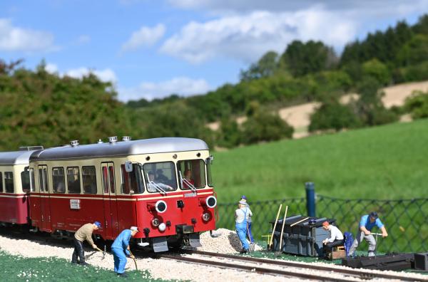 Bild 1 von 3: Der Härtsfeldbahn-Triebwagen fährt in Dischingen ein - so könnte die Zukunft aussehen. Die Strecke soll bis Dischingen verlängert werden.