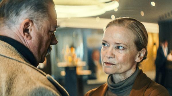 Bild 1 von 23: Sarkissian (Peter Kurth) will von Frau Schönborn (Michou Friesz) wissen, ob es nach dem Fund der Leiche und den Ermittlungen Polizei Probleme bei ihren Geschäften geben wird.