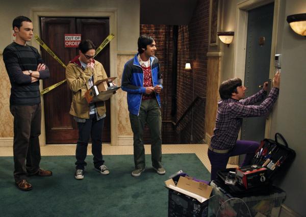Bild 1 von 21: Als Sheldon (Jim Parsons, l.) und Leonard (Johnny Galecki, 2.v.l.) nach einem gemeinsamen Essen mit Raj (Kunal Nayyar, 2.v.r.) und Howard (Simon Helberg, r.) in ihre Wohnung zurückkommen, müssen sie leider feststellen, dass eingebrochen worden ist ...