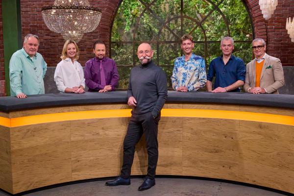 Bild 1 von 17: Von links: Händler Walter Lehnertz, Susanne Steiger, Wolfgang Pauritsch, Moderator Horst Lichter, Händler Fabian Kahl, Christian Vechtel und Anaisio Guedes