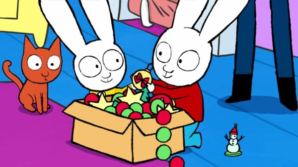 Bild 1 von 3: Hauskater Oskar (l.) beobachtet erstaunt, wie Franz (m.) und Simon (r.) in der Dekorationskiste nach allerhand Utensilien suchen, um die Landebahn im Garten für den Weihnachtsmann auszuschmücken.
© ZDF/GO-N Productions 2016 - Honorarfreie Verwendung gemäß AGB im engen inhaltlichen redaktionellen Zusammenhang mit genannter Sendung bei Nennung \