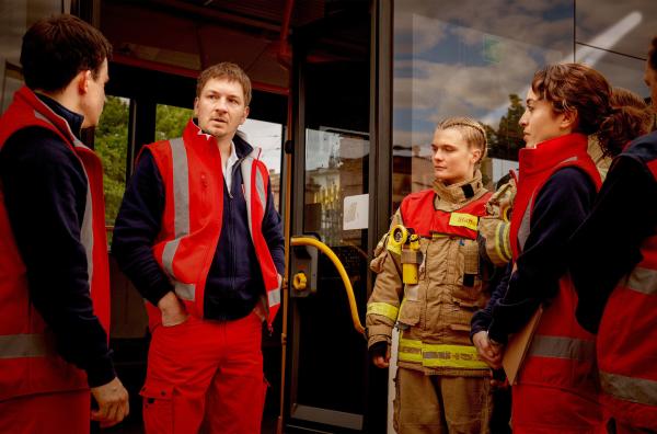 Bild 1 von 4: Köster (Johannes Kienast, 2.v.l.) ist von der Situation im Bus emotional mitgenommen.