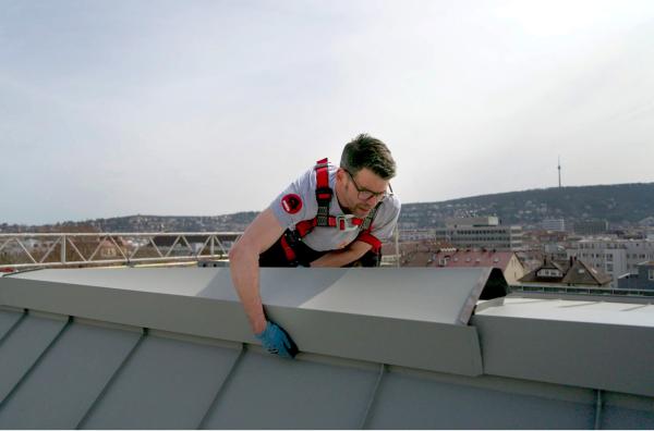 Bild 1 von 4: Traditionelles Handwerk: Flaschnermeister Sascha Betzler verkleidet den First eines Blechdachs.