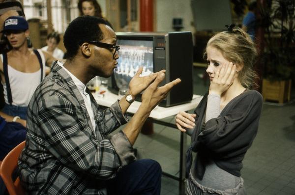 Bild 1 von 3: Anna (Silvia Seidel) bekommt unmittelbar vor ihrem entscheidenden Vortanzen rasende Zahnschmerzen und fragt ihren Kollegen (Eric Castry) um Rat.