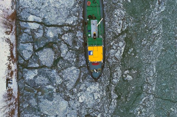 Bild 1 von 4: Jeden Morgen bei Tagesanbruch pflügt sich der Eisbrecher \