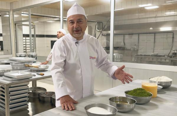 Bild 1 von 2: Chefkoch Efkan Güllü ist der Nachkomme einer prestigeträchtigen Linie von Baklava-Herstellern.