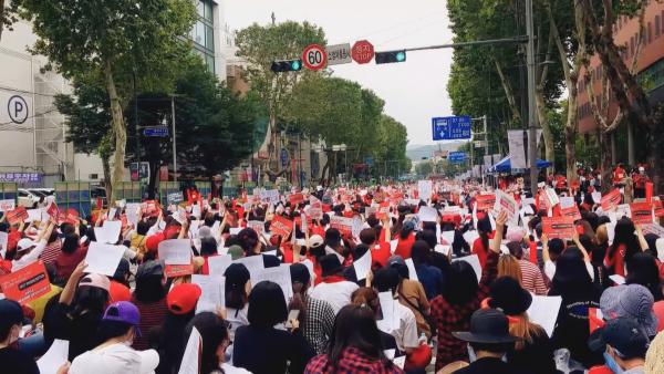 Bild 1 von 7: In Seoul demonstrieren Frauen gegen illegale Videoaufnahmen auf öffentlichen Toiletten.