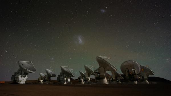 Bild 1 von 4: Mit gigantischen Teleskopen suchen Wissenschaftler den Kosmos ab, auf der Suche nach Hinweisen auf Leben.