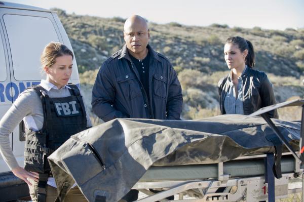 Bild 1 von 11: Drei FBI-Agenten sind nach der erfolgreichen Durchführung einer Undercover-Mission ums Leben gekommen. FBI Agent Allison Conway (Christina Cox, l.), Kensi (Daniela Ruah, r.) und Sam (LL Cool J, M.) ermitteln ...