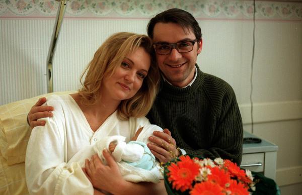 Bild 1 von 10: Im Bild: Claudia Androsch (Sabine Leitner), Alexander Lutz (Robert Henker).