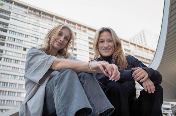 Bild 1 von 2: In Paris, der Geburtsstadt des Trendsports Parkour, trifft die Tänzerin Sylvia Camarda (re.) auf die Parkour-Athletin Noa Diorgina Man (li.).