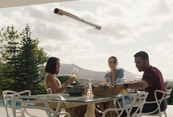Bild 1 von 8: Der Schein trügt: Das Verhältnis zwischen der erfolgreichen Sara (Mariam Hernández, l.), und ihrem Mann Raúl Morales (Miguel Ángel Silvestre, r.) ist angespannt. Nina (Katia Fellin, M.) bekommt bei ihrem Besuch davon jedoch nichts mit.