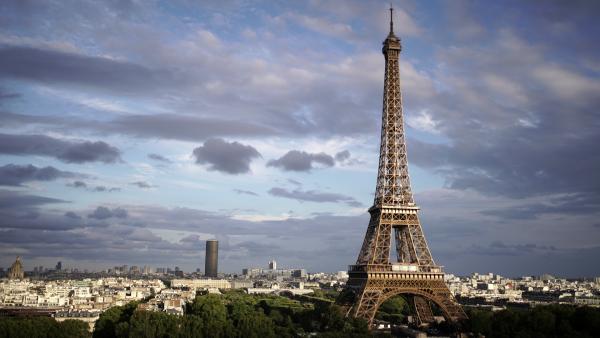Bild 1 von 12: Seit mehr als 130 Jahren ist der Eiffelturm mit seinen gut 300 Metern Symbol für Paris. Die Pariser selbst nennen ihren Turm liebevoll \