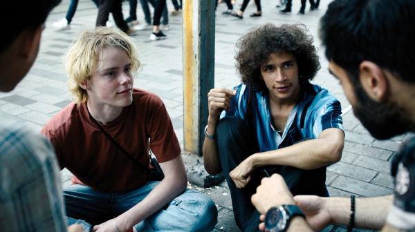 Bild 1 von 1: Janik (Emil von Schönfels) und Samuel (Mekyas Mulugeta) lernen junge Türken kennen, die ihnen bei der Suche nach einem Job helfen sollen.