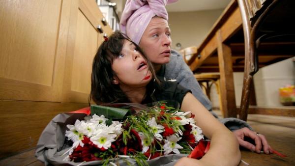 Bild 1 von 1: Am Valentinstag bekommen Barbara und Isabell Blumen von einem unbekannten Absender.