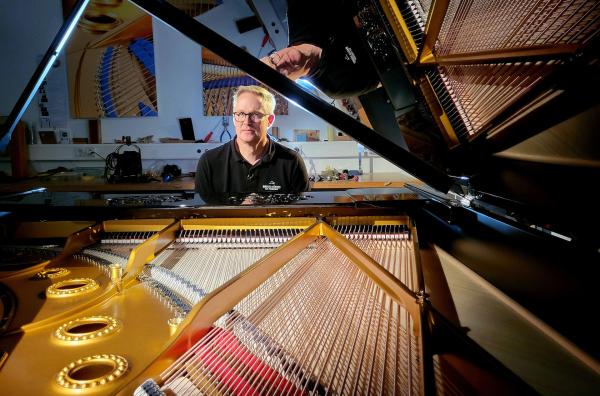 Bild 1 von 3: Der Restaurator: Klavierbauer Jens Wagner vom Pianohaus Hübner in Trier an einem restaurierten Steinbeis-Flügel.