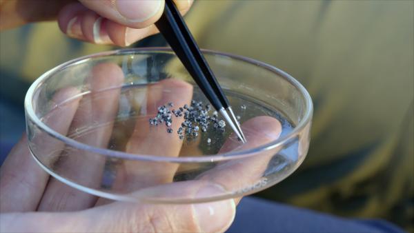 Bild 1 von 15: Winzige Granatminerale helfen, die Zeitspanne zwischen großen Vulkanausbrüchen zu bestimmen.