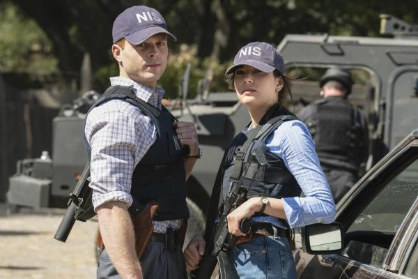 Bild 1 von 14: Bernard Randolf (Caleb Foote, l.); Lala Domínguez (Mariel Molino, r.)
