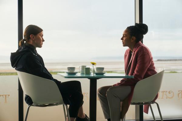 Bild 1 von 4: DS Townsend (Marsha Thomason, r.) und ihre Kollegin DS Hobson (Erin Shanagher, l.) lernen sich durch ihre Arbeit immer besser kennen. Daher offenbart Townsend nun, warum der Fall böse Erinnerungen bei ihr weckt.