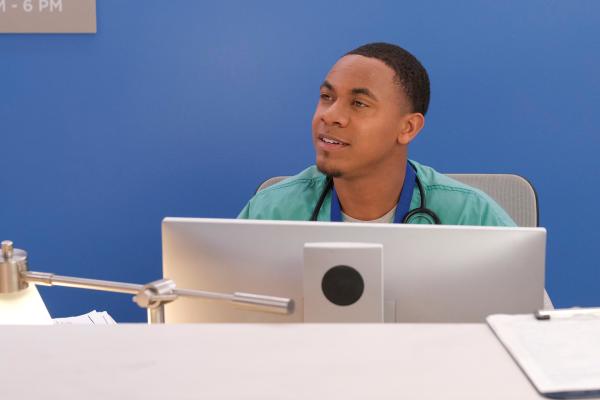 Bild 1 von 3: Gino Brown (Cameron J. Armstrong) informiert die Officers über den Zustand seines Patienten.