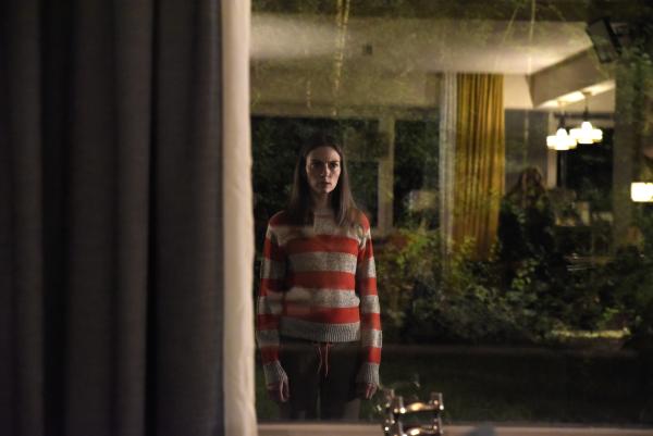 Bild 1 von 18: Niemand ahnt, dass die psychisch kranke Alicia (Laura De Boer) einen guten Grund hat, immer wieder Noras Haus aufzusuchen ...