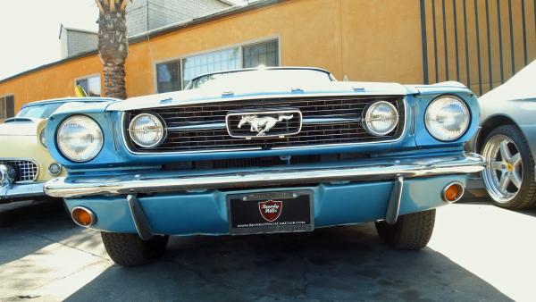 Bild 1 von 3: Dieter Thiel aus Wuppertal kauft für seine Kunden Oldtimer aus den USA und ist auf die Restauration von Ford Mustang spezialisiert.