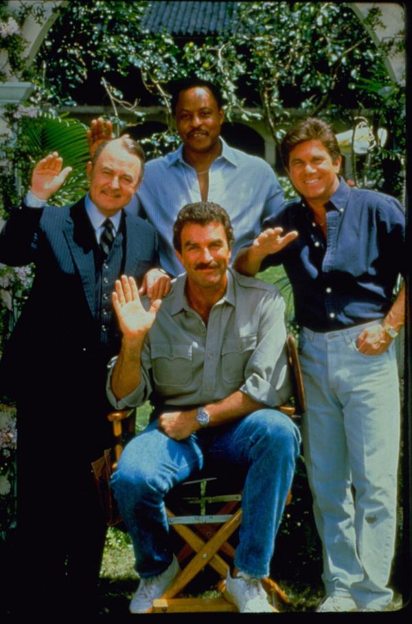 Bild 1 von 9: Beim Lösen seiner Fälle helfen Thomas Magnum (Tom Selleck, M.) immer wieder T.C. Calvin (Roger E. Mosley, hinten M.), Strandclubbesitzer Rick Wright (Larry Manetti, r.) und der gestrenge Hausverwalter Jonathan Higgins (John Hillerman, l.) ...