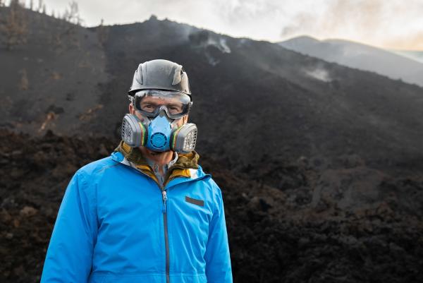 Bild 1 von 13: Dirk Steffens erkundet, wie sich der Vulkanismus auf La Palma auf die einzigartigen Lebensgemeinschaften auf der Kanareninsel auswirkt.