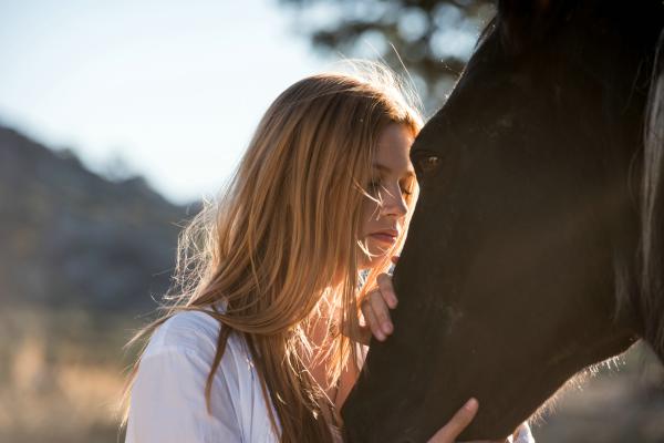 Bild 1 von 7: Mika (Hanna Binke) mit ihrem Hengst Ostwind