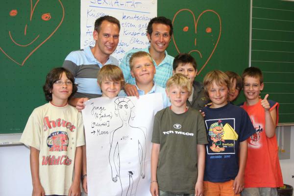 Bild 1 von 5: Willi (hinten rechts) mit Sebastian Kempf von Pro Familia und Grundschulkindern der Grundschule an der Markgrafenstraße in Trudering.