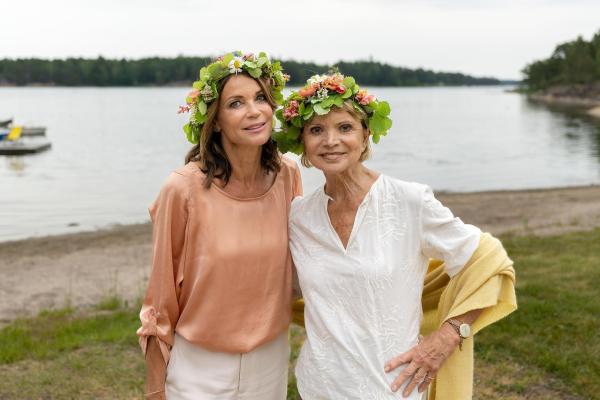Bild 1 von 16: Im Bild: Ilse (Gerit Kling) und Anna (Uschi Glas) mit traditionellem Mittsommer Blumenkranz.