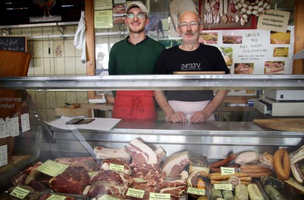 Bild 1 von 5: Klaus Mann (re.) und sein Sohn Nils (li.) verkaufen in der Kleinmarkthalle Fleisch und Wurst vom selbst gezüchteten Mangalitza-Schwein.