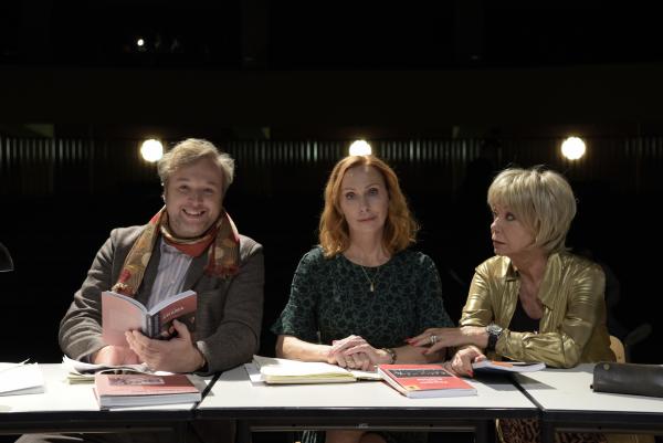 Bild 1 von 14: Gundula (Andrea Sawatzki, M.) leitet eine Theatergruppe in der Schule ihrer Tochter. Schwager Hadi (Stephan Grossmann, l.) und Schwiegermutter Susanne (Judy Winter, r.) assistieren.