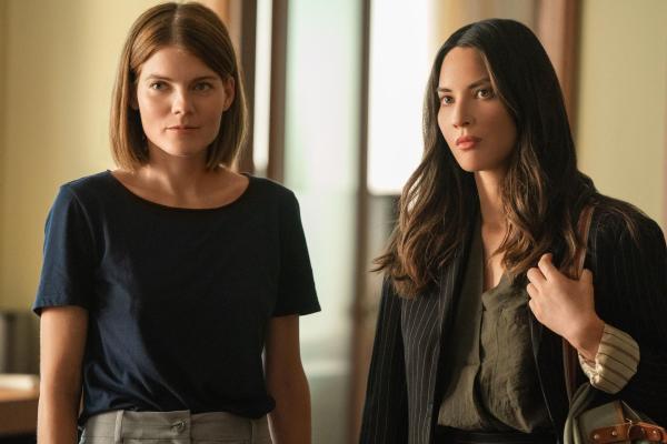 Bild 1 von 8: Myfanwy Thomas (Emma Greenwell, l.); Monica Reed (Olivia Munn, r.)