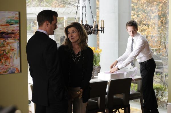 Bild 1 von 2: Harvey (Gabriel Macht, l.) und Mike (Patrick J. Adams, r.) sollen mit Unternehmerin Joy McAfferty (Susan Saint James, M.) einen millionenschweren Lizenzvertrag abschließen - doch ein unbedachter Moment bringt alles ins Wanken.