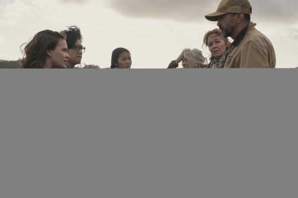 Bild 1 von 6: Von links: Auf der Suchaktion nach Gabe sprechen sich Issie (Macey Chipping), Caleb (Joshua Tan), Caroline (Jacqueline Joe), Mitch (Cathy Downes), Amanda (Laura Patch) und Tom (Kirk Torrance) ab. Wo könnte Gabe hingelaufen sein, und wer sucht wo?