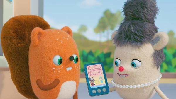 Bild 1 von 3: Bürgermeisterin Mausimaus will den 1. Platz und zeigt Emil den Blog zum Nachbarschafts-Preis.