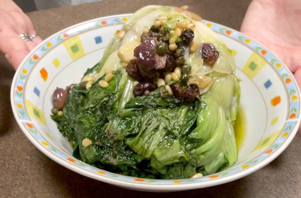 Bild 1 von 3: Die neapolitanische Weihnachtsspezialität Scarola Mbuttunata ist ein gefüllter, gebackener Endiviensalat, der am besten mit einer Scheibe Mozzarella serviert wird.