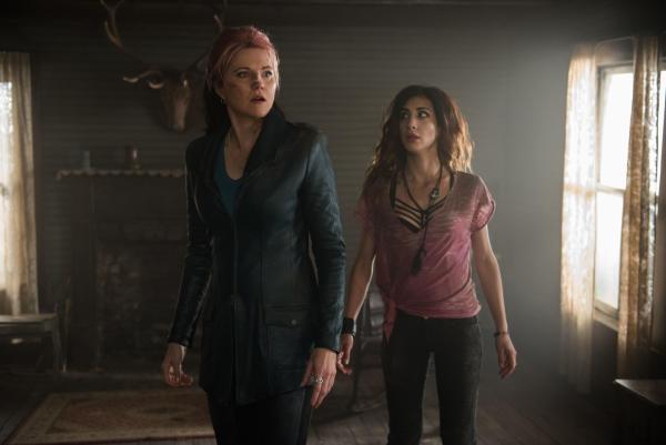 Bild 1 von 5: Ruby Knowby (Lucy Lawless, l.); Kelly Maxwell (Dana DeLorenzo, r.)