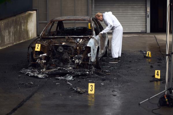 Bild 1 von 5: Spurensicherer Franz Wohlfahrt (Helmuth Bohatsch) ist am ausgebrannten Auto zugange.