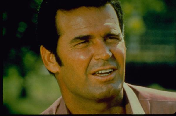 Bild 1 von 8: Nach fünf langen Jahren unschuldig in Haft beginnt James Scott 'Jim' Rockford (James Garner) ein neues Leben als Privatdetektiv. Um seine schwierige finanzielle Situation in den Griff zu kriegen, nimmt er für wenig Geld auch die aussichtslosesten Fälle an und gerät so immer wieder in haarsträubende Situationen ...