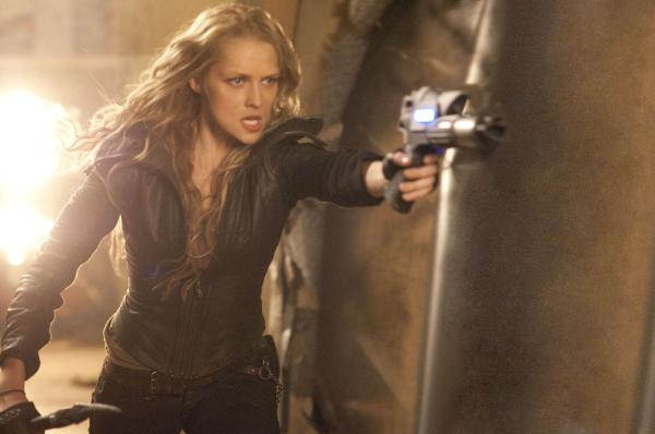 Bild 1 von 18: Auch Nummer 6 (Teresa Palmer) wird von den bitterbösen Mogadorianern gejagt. Als ihr klar wird, dass sie nur eine Überlebenschance hat, wenn sie sich mit den noch lebenden fünf anderen Aliens zusammenschließt, macht sie sich auf die gefahrvolle Suche nach Nummer 4 ...