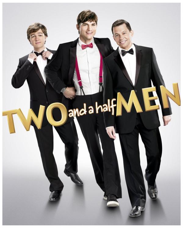 Bild 1 von 4: (10. Staffel) - Two and a Half Men: Walden Schmidt (Ashton Kutcher, M.), Alan (Jon Cryer, r.) und Jake Harper (August T. Jones, l.) ...