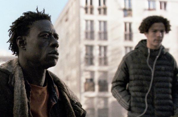 Bild 1 von 2: Der senegalesische Migrant Suleyman (Moustapha Mbengue, li.) lernt den jungen, aus der Haft entlassenden Ibrahim (Hassane Alili, re.) kennen: Trotz anfänglichen Misstrauens entwickelt sich eine unerwartete Freundschaft.