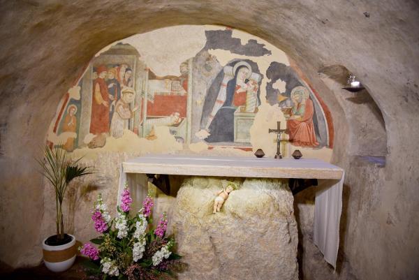 Bild 1 von 25: Im Bild: Grottenalter mit alten Fresken im Franziskanerkloster Greccio.